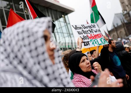 Teilnehmer einer Pro-Palästina-Demo auf dem Bahnhofsvorplatz. Die Demonstranten schwenken Fahnen von Palästina und kritisieren das Vorgehen der israelischen Armee im Gaza-Streifen. Köln, 15.05.2024 NRW Deutschland *** partecipanti a una manifestazione pro-Palestina sul piazzale della stazione i manifestanti ondeggiano bandiere palestinesi e criticano le azioni dell'esercito israeliano nella Striscia di Gaza Colonia, 15 05 2024 NRW Germania Copyright: XChristophxHardtx Foto Stock