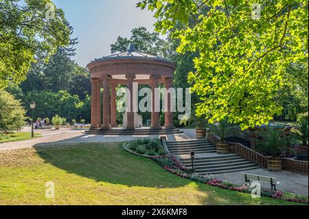 Elisabethenbrunnen nei giardini termali, Bad Homburg vor der Höhe, Taunus, Assia, Germania Foto Stock