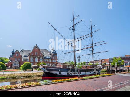 Canale principale con nave a vela Friederike von Papenburg con municipio, Emsland, bassa Sassonia, Germania Foto Stock