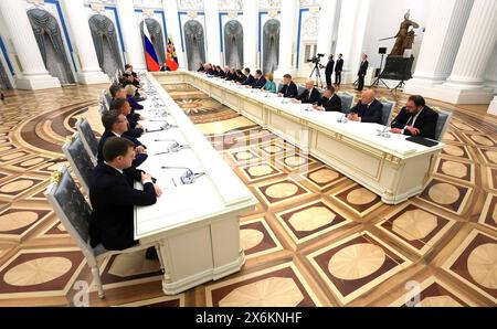 Mosca, Russia. 14 maggio 2024. Il presidente russo Vladimir Putin si rivolge ai membri del governo dopo aver nominato il nuovo gabinetto dei ministri al Cremlino, 14 maggio 2024, a Mosca, Russia. Crediti: Vyacheslav Prokofyev/piscina del Cremlino/Alamy Live News Foto Stock