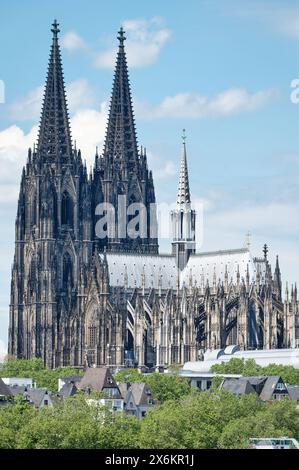 l'imponente cattedrale di colonia su una collina nella città vecchia di colonia Foto Stock