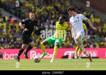 Archie Gray of Leeds Uniited sfida Jonathan Rowe di Norwich City - Norwich City contro Leeds United, semifinale del Campionato Sky Bet - 1st Leg, Carrow Road, Norwich, Regno Unito - 12 maggio 2024 solo uso editoriale - si applicano restrizioni DataCo Foto Stock