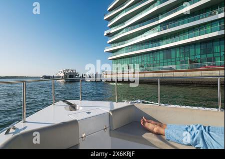 Un rilassante giro in barca vicino alle tranquille acque di al Raha, Abu Dhabi, Una splendida vista dell'isola di Yas da una lussuosa crociera in yacht che mostra lo spleto degli Emirati Arabi Uniti Foto Stock