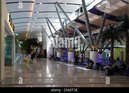 Turisti e gente del posto con bagagli in attesa nella lounge dell'Aeroporto Internazionale di Muscat Oman Foto Stock