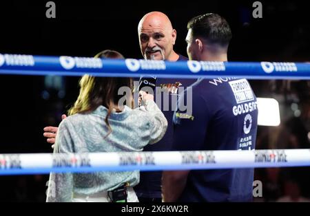 John Fury (centro) con Tommy Fury (a sinistra) e DAZN Presenter Ali Drew (a destra) durante un allenamento all'aperto al Boulevard City Music World, Riyadh, Arabia Saudita. Sabato 18 maggio si svolgerà la lotta per il titolo IBF, WBA, WBC e WBO tra Tyson Fury e Oleksandr Usyk. Data foto: Mercoledì 15 maggio 2024. Foto Stock