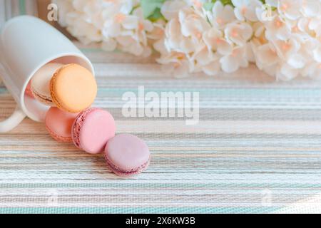 Macaroon fatti in casa di sapori diversi, con uno sfondo bello e colorato, presentazione gourmet. Foto Stock