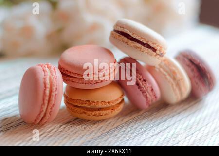 Macaroon fatti in casa di sapori diversi, con uno sfondo bello e colorato, presentazione gourmet. Foto Stock