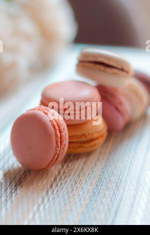 Macaroon fatti in casa di sapori diversi, con uno sfondo bello e colorato, presentazione gourmet. Foto Stock