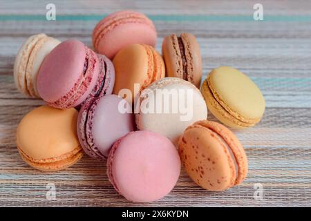 Macaroon fatti in casa di sapori diversi, con uno sfondo bello e colorato, presentazione gourmet. Foto Stock