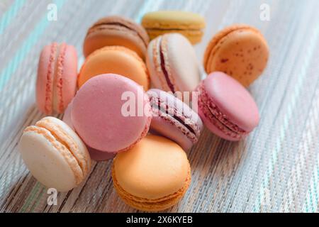 Macaroon fatti in casa di sapori diversi, con uno sfondo bello e colorato, presentazione gourmet. Foto Stock