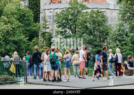 Schwangau, Germania - 12 agosto 2023: Turisti prima di visitare il castello di Neuschwanstein in Baviera, Germania Foto Stock