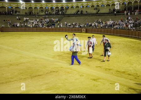 Oliva Soto si solleva sulle spalle dopo aver vinto due trofei alla corrida di Siviglia il 10 settembre 2006. Foto Stock