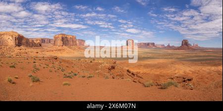 Vista panoramica della Monument Valley dal fondovalle presso l'avamposto Navajo Code Talker in Arizona, USA, il 22 aprile 2024 Foto Stock