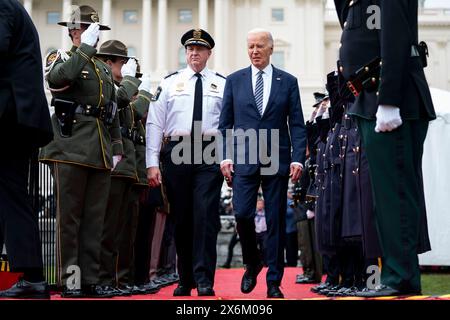 Washington, Vereinigte Staaten. 15 maggio 2024. Il presidente degli Stati Uniti Joe Biden arriva al National Peace Officers Memorial Service presso il Campidoglio degli Stati Uniti a Washington DC mercoledì 15 maggio 2024. Credito: Bonnie Cash/Pool tramite CNP/dpa/Alamy Live News Foto Stock