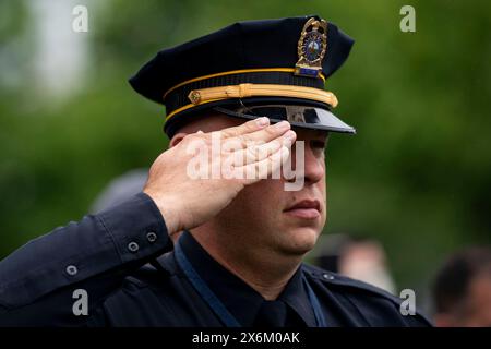 Washington, Vereinigte Staaten. 15 maggio 2024. Un membro delle forze dell'ordine saluta durante il National Peace Officers Memorial Service presso il Campidoglio degli Stati Uniti a Washington DC mercoledì 15 maggio 2024. Credito: Bonnie Cash/Pool tramite CNP/dpa/Alamy Live News Foto Stock