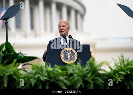 Washington, Vereinigte Staaten. 15 maggio 2024. Il presidente degli Stati Uniti Joe Biden parla durante il National Peace Officers Memorial Service presso il Campidoglio degli Stati Uniti a Washington DC mercoledì 15 maggio 2024. Credito: Bonnie Cash/Pool tramite CNP/dpa/Alamy Live News Foto Stock