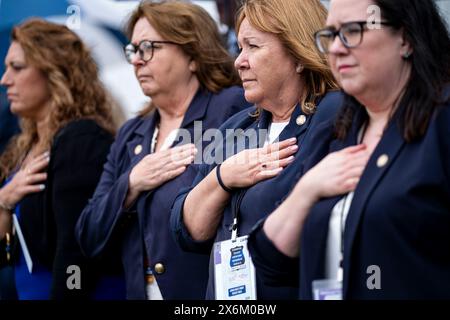 Washington, Vereinigte Staaten. 15 maggio 2024. I partecipanti ascoltano la promessa di fedeltà durante il National Peace Officers Memorial Service presso il Campidoglio degli Stati Uniti a Washington DC mercoledì 15 maggio 2024. Credito: Bonnie Cash/Pool tramite CNP/dpa/Alamy Live News Foto Stock