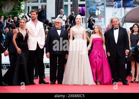 Elsa Pataky, Chris Hemsworth, George Miller, Anya Taylor-Joy, Alyla Browne e Doug Mitchell assistono alla prima di "Furiosa: A Mad Max Saga" durante il 77° Festival di Cannes al Palais des Festivals di Cannes, in Francia, il 15 maggio 2024. Foto Stock