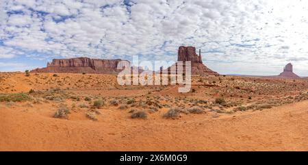 Panorama delle buche, tra cui West Mitten e East Mitten Buttes dal fondovalle nella Monument Valley, Arizona, USA, il 21 aprile 2024 Foto Stock