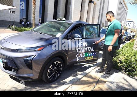 Nuova capitale amministrativa, Egitto. 15 maggio 2024. I taxi elettrici sono visti durante una cerimonia pilota nella nuova capitale amministrativa, in Egitto, il 15 maggio 2024. L'Egitto ha avviato il programma pilota mercoledì per gestire la prima flotta di taxi elettrici del paese nella nuova capitale amministrativa (NAC), con l'obiettivo di fornire opzioni di trasporto ecologiche e intelligenti. Crediti: Ahmed Gomaa/Xinhua/Alamy Live News Foto Stock