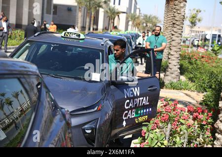 Nuova capitale amministrativa, Egitto. 15 maggio 2024. I taxi elettrici sono visti durante una cerimonia pilota nella nuova capitale amministrativa, in Egitto, il 15 maggio 2024. L'Egitto ha avviato il programma pilota mercoledì per gestire la prima flotta di taxi elettrici del paese nella nuova capitale amministrativa (NAC), con l'obiettivo di fornire opzioni di trasporto ecologiche e intelligenti. Crediti: Ahmed Gomaa/Xinhua/Alamy Live News Foto Stock