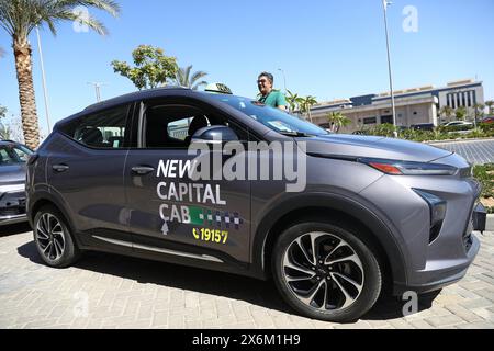 Nuova capitale amministrativa, Egitto. 15 maggio 2024. La foto scattata il 15 maggio 2024 mostra un taxi elettrico durante una cerimonia pilota nella nuova capitale amministrativa, in Egitto. L'Egitto ha avviato il programma pilota mercoledì per gestire la prima flotta di taxi elettrici del paese nella nuova capitale amministrativa (NAC), con l'obiettivo di fornire opzioni di trasporto ecologiche e intelligenti. Crediti: Ahmed Gomaa/Xinhua/Alamy Live News Foto Stock