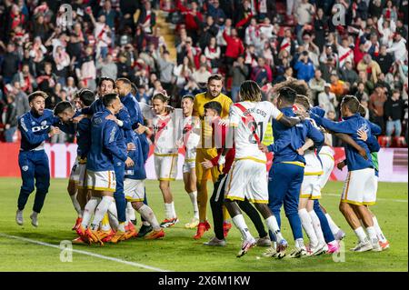 Madrid, Spagna. 15 maggio 2024. La squadra Rayo Vallecano celebra la vittoria con i tifosi al termine della partita di calcio la Liga EA Sports 2023/24 tra Rayo Vallecano e Granada CF all'Estadio de Vallecas il 15 maggio 2024 a Madrid, Spagna. Credito: Agenzia fotografica indipendente/Alamy Live News Foto Stock