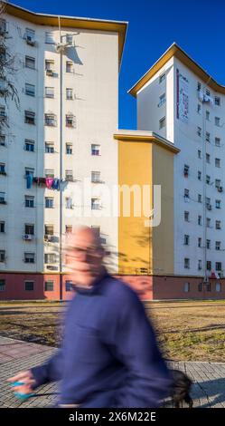 Un assaggio del passato di Siviglia con un edificio residenziale pubblico degli anni '1950 nel quartiere El Tardón di Triana. Foto Stock