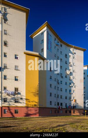 Un assaggio del passato di Siviglia con un edificio residenziale pubblico degli anni '1950 nel quartiere El Tardón di Triana. Foto Stock