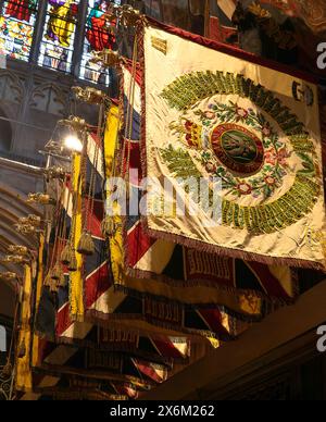 Bandiere del reggimento nella cattedrale di Lichfield, Lichfield, Staffordshire, Inghilterra, Regno Unito Foto Stock