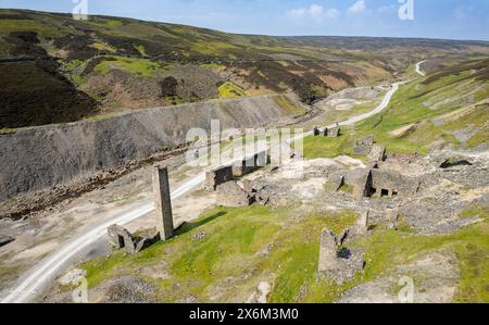 Rovine dell'Old Gang Mill a Swaledale, un mulino per la fusione di piombo che fu abbandonato alla fine del XIX secolo. Yorkshire Dales National Park, Regno Unito. Foto Stock