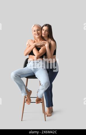 Donne positive sul corpo su sfondo chiaro Foto Stock