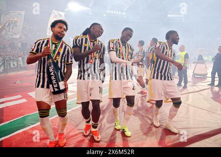Roma, Italie. 15 maggio 2024. I giocatori della Juventus festeggiano la vittoria al termine della Coppa Italia, finale di calcio tra Atalanta BC e Juventus FC il 15 maggio 2024 allo Stadio Olimpico di Roma - foto Federico Proietti/DPPI Credit: DPPI Media/Alamy Live News Foto Stock