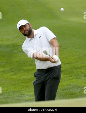 Louisville, Stati Uniti. 15 maggio 2024. Scottie Scheffler si getta sul diciottesimo green durante la terza giornata di prove per il campionato PGA 2024 al Valhalla Golf Course mercoledì 15 maggio 2024 a Louisville, Kentucky. Foto di John Sommers II/UPI credito: UPI/Alamy Live News Foto Stock