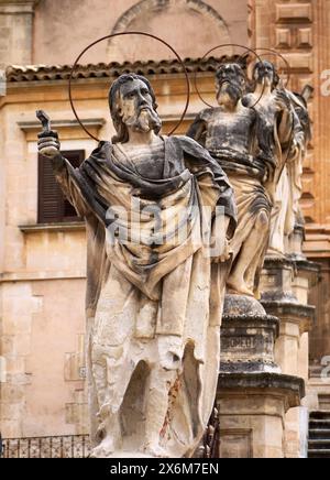 L'Italia, sicilia, Modica (Provincia di Ragusa), la Cattedrale di San Pietro, statue barocche Foto Stock