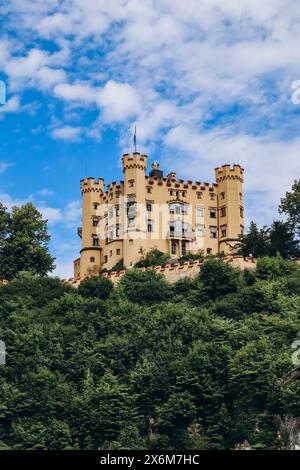 Vista del famoso castello di Hohenschwangau in Baviera, Germania meridionale Foto Stock