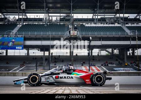 Speedway, Indiana, Stati Uniti. 15 maggio 2024. TAKUMA SATO (75) di Tokyo, Giappone, attraversa il cortile di mattoni durante una sessione di prove per la 108a corsa della 500 miglia di Indianapolis all'Indianapolis Motor Speedway di Speedway, IN. (Immagine di credito: © Grindstone Media Group/ASP) SOLO PER USO EDITORIALE! Non per USO commerciale! Foto Stock