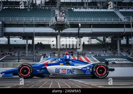 Speedway, Indiana, Stati Uniti. 15 maggio 2024. LINUS LUNDQVIST (R) (8) di Stoccolma, Svezia, attraversa il cortile di mattoni mentre si allenano per la 108a corsa della 500 miglia di Indianapolis all'Indianapolis Motor Speedway di Speedway, IN. (Immagine di credito: © Grindstone Media Group/ASP) SOLO PER USO EDITORIALE! Non per USO commerciale! Foto Stock