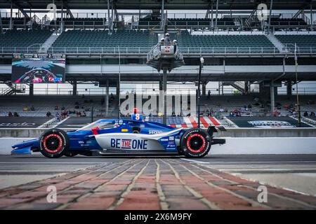 Speedway, Indiana, Stati Uniti. 15 maggio 2024. LINUS LUNDQVIST (R) (8) di Stoccolma, Svezia, attraversa il cortile di mattoni mentre si allenano per la 108a corsa della 500 miglia di Indianapolis all'Indianapolis Motor Speedway di Speedway, IN. (Immagine di credito: © Grindstone Media Group/ASP) SOLO PER USO EDITORIALE! Non per USO commerciale! Foto Stock