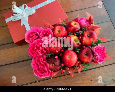 Confezione regalo con mele, rose e rosa fianchi Foto Stock
