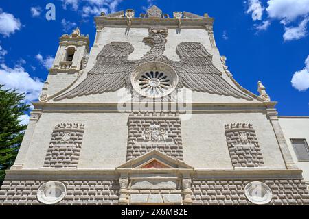 Santuario della Signora della Grazia a Gravina, Italia meridionale. Con una bella facciata di una maestosa aquila dorata con ali spalmate e una grande rosetta Foto Stock