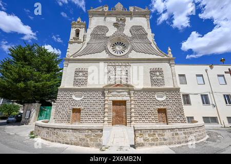 Santuario della Signora della Grazia a Gravina, Italia meridionale. Con una bella facciata di una maestosa aquila dorata con ali spalmate e una grande rosetta Foto Stock