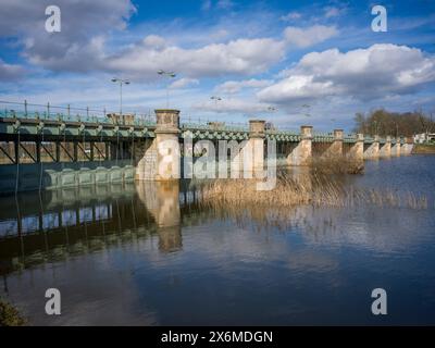 Pretziener Weir alle porte della capitale di Stato Magdeburgo, Pretzien, Elba, Magdeburgo, Sassonia-Anhalt, Germania centrale, Germania Foto Stock