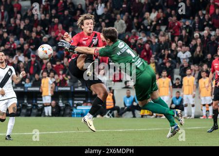 Curitiba, Brasile. 15 maggio 2024. PR - CURITIBA - 05/15/2024 - COPPA SUDAMERICANA 2024, ATHLETICO-PR x DANUBIO - atletico-PR Canobbio disputa un tiro con il portiere del Danubio Goicochea durante una partita allo stadio Arena da Baixada per il campionato Copa Sudamericana 2024. Foto: Robson Mafra/AGIF credito: AGIF/Alamy Live News Foto Stock