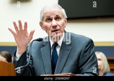 Washington, Stati Uniti. 15 maggio 2024. Martin Gruenberg, Presidente della Federal Deposit Insurance Corporation (FDIC), interviene in un'audizione del Comitato della camera dei servizi finanziari presso il Campidoglio degli Stati Uniti. Credito: SOPA Images Limited/Alamy Live News Foto Stock