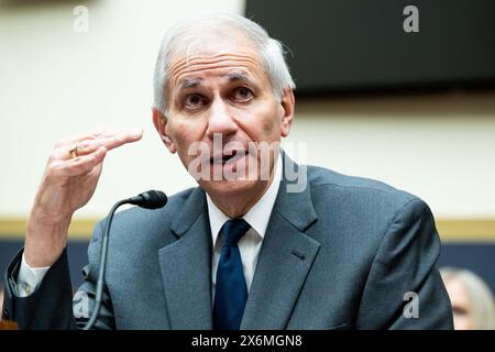 Washington, Stati Uniti. 15 maggio 2024. Martin Gruenberg, Presidente della Federal Deposit Insurance Corporation (FDIC), interviene in un'audizione del Comitato della camera dei servizi finanziari presso il Campidoglio degli Stati Uniti. Credito: SOPA Images Limited/Alamy Live News Foto Stock