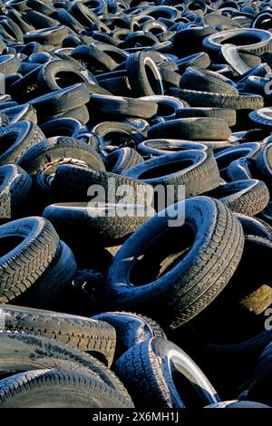 Un enorme mucchio di vecchi pneumatici per auto usurati Foto Stock