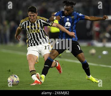 Roma, Italia. 15 maggio 2024. Andrea Cambiaso (L) del FC Juventus si reca con Ademola Lookman dell'Atalanta durante la finale di Coppa Italia tra Atalanta e FC Juventus a Roma, in Italia, 15 maggio 2024. Crediti: Augusto Casasoli/Xinhua/Alamy Live News Foto Stock