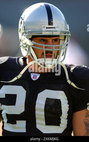 Il running back degli Oakland Raiders Justin Fargas durante i riscaldamenti prima della partita contro gli Arizona Cardinals al McAfee Coliseum di Oakland, California, venerdì 26 agosto 2005. Fargas è il figlio dell'attore Antonio Fargas, che ha interpretato "Huggy Bear" nella serie televisiva "Starsky & Hutch". Foto Stock