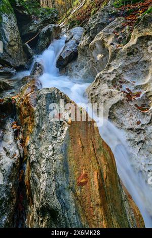 Torrente di montagna che scorre attraverso una piccola gola rocciosa, Monte Ronchi, Alpi Apuane, Toscana, Italia Foto Stock